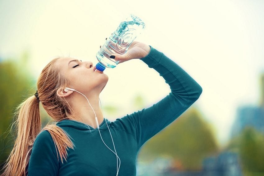 Boire de l'eau : pourquoi c'est primordial ? - So Healthy Boire de l'eau : pourquoi c'est primordial ? - So Healthy