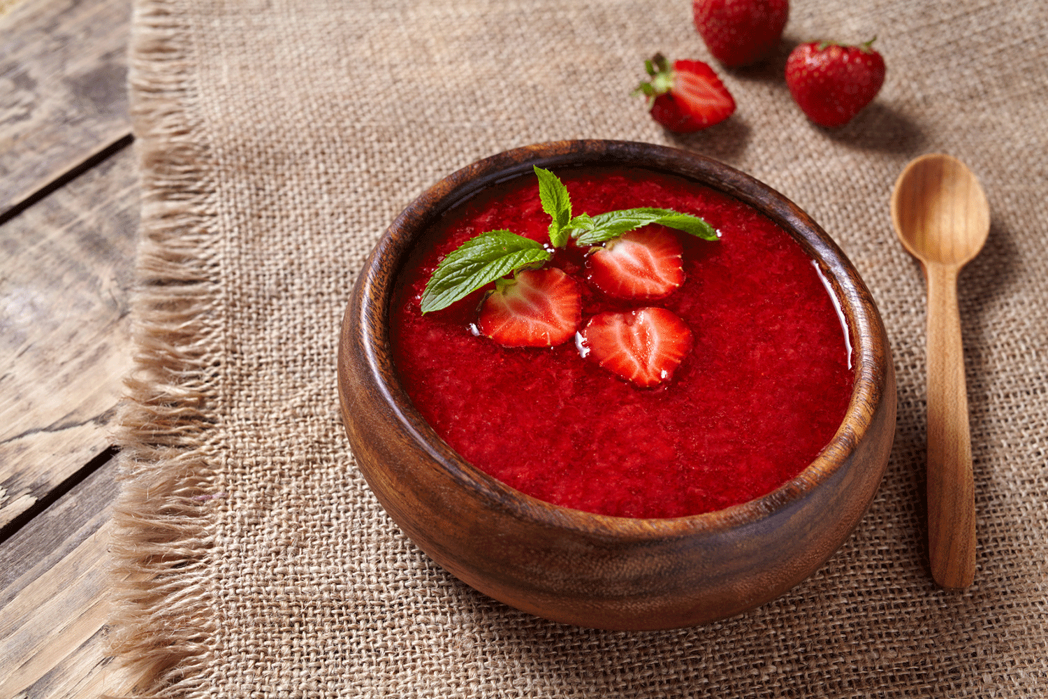 Soupe de fraises mentholée
