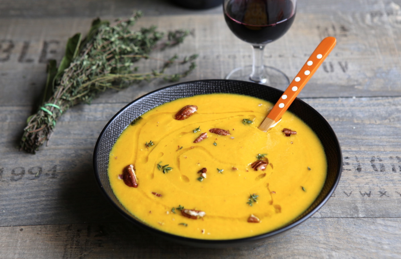 Velouté de carottes, pomme, lait de coco et épices