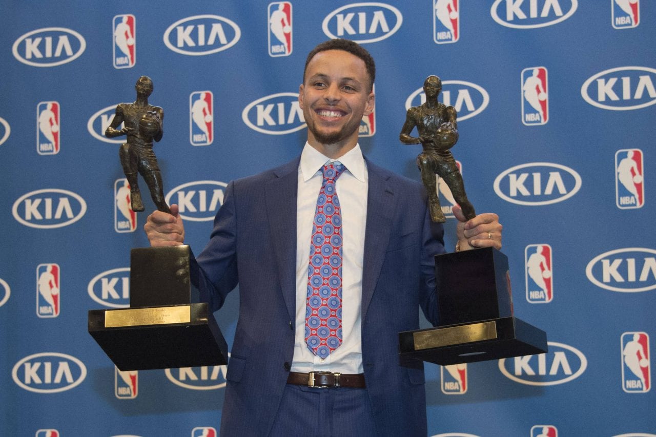 stephen-curry-enchaine-records-nba