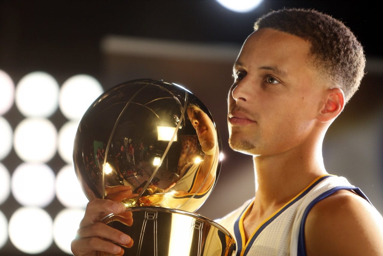 stephen-curry-collectionne-les-trophees