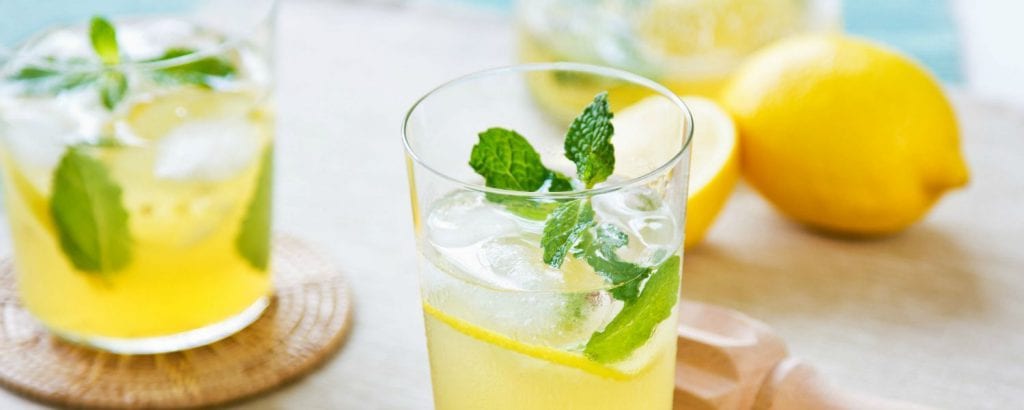 Essentiel à votre cure, le jus de citron tiède bu le matin à jeun, possède de nombreuses vertus 