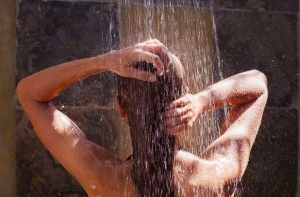 Peau atopique : éviter l’eau trop chaude sous la douche