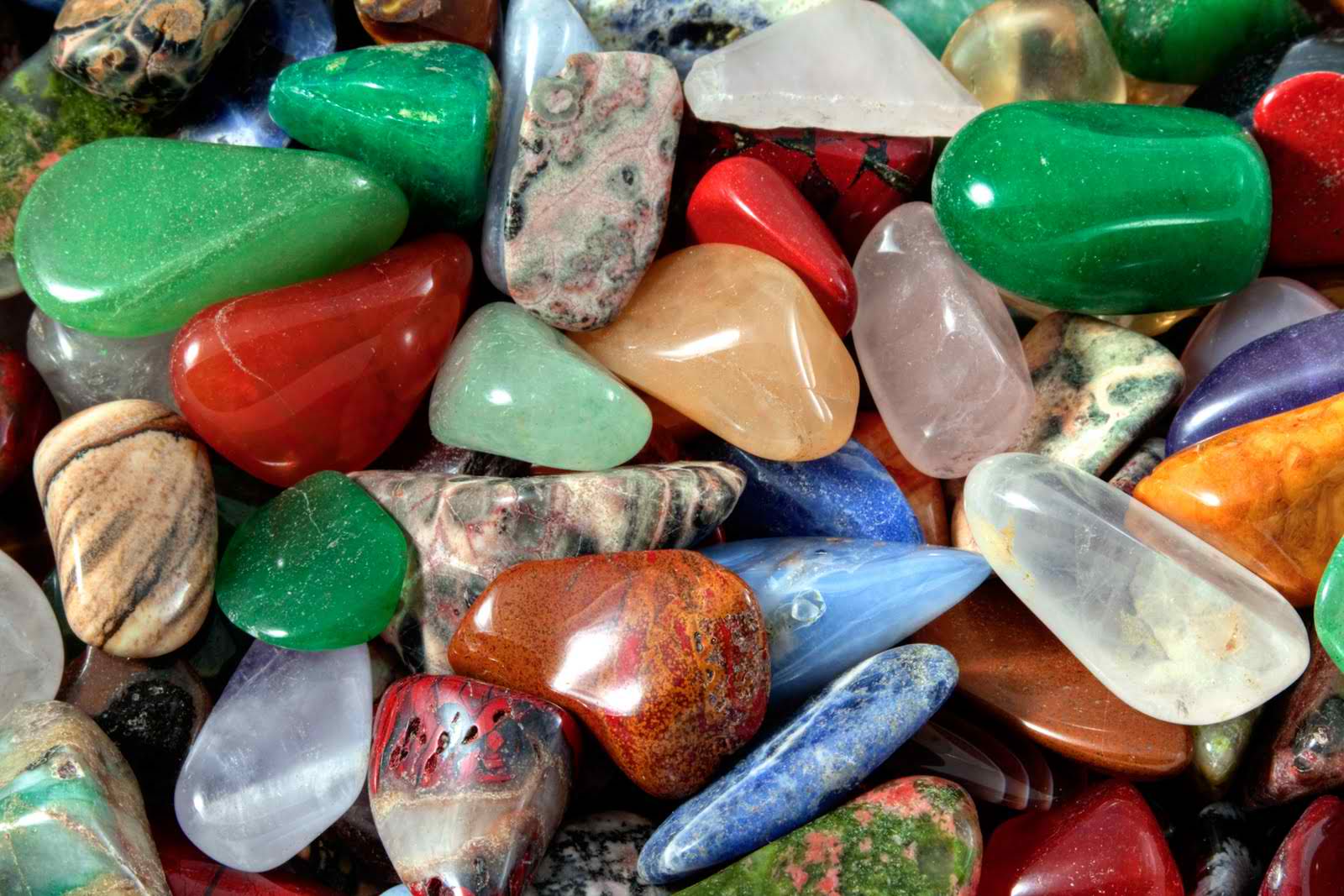 Ces minéraux peuvent être sous forme de pierres brutes ou de pierres polies