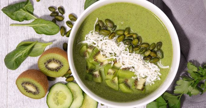 green-smoothie-bowl-aux-kiwis-epinards-banane-et-noix-de-coco