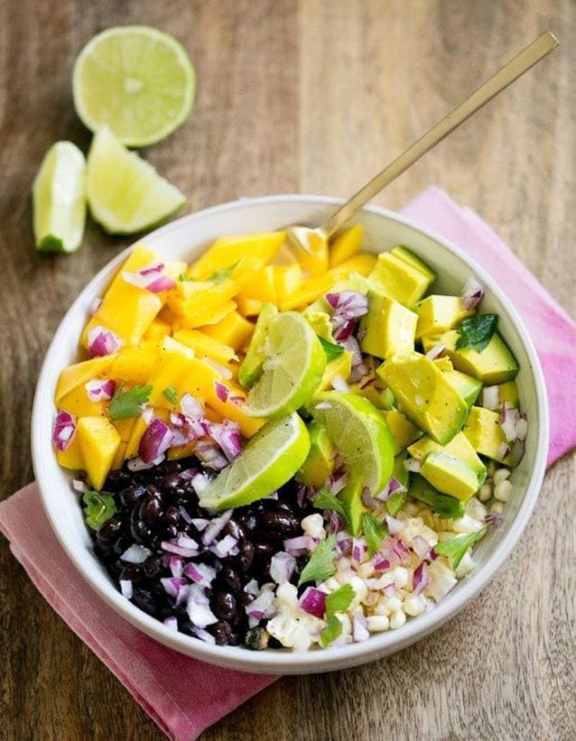 Salade avocat-mangue, trévise et crevettes