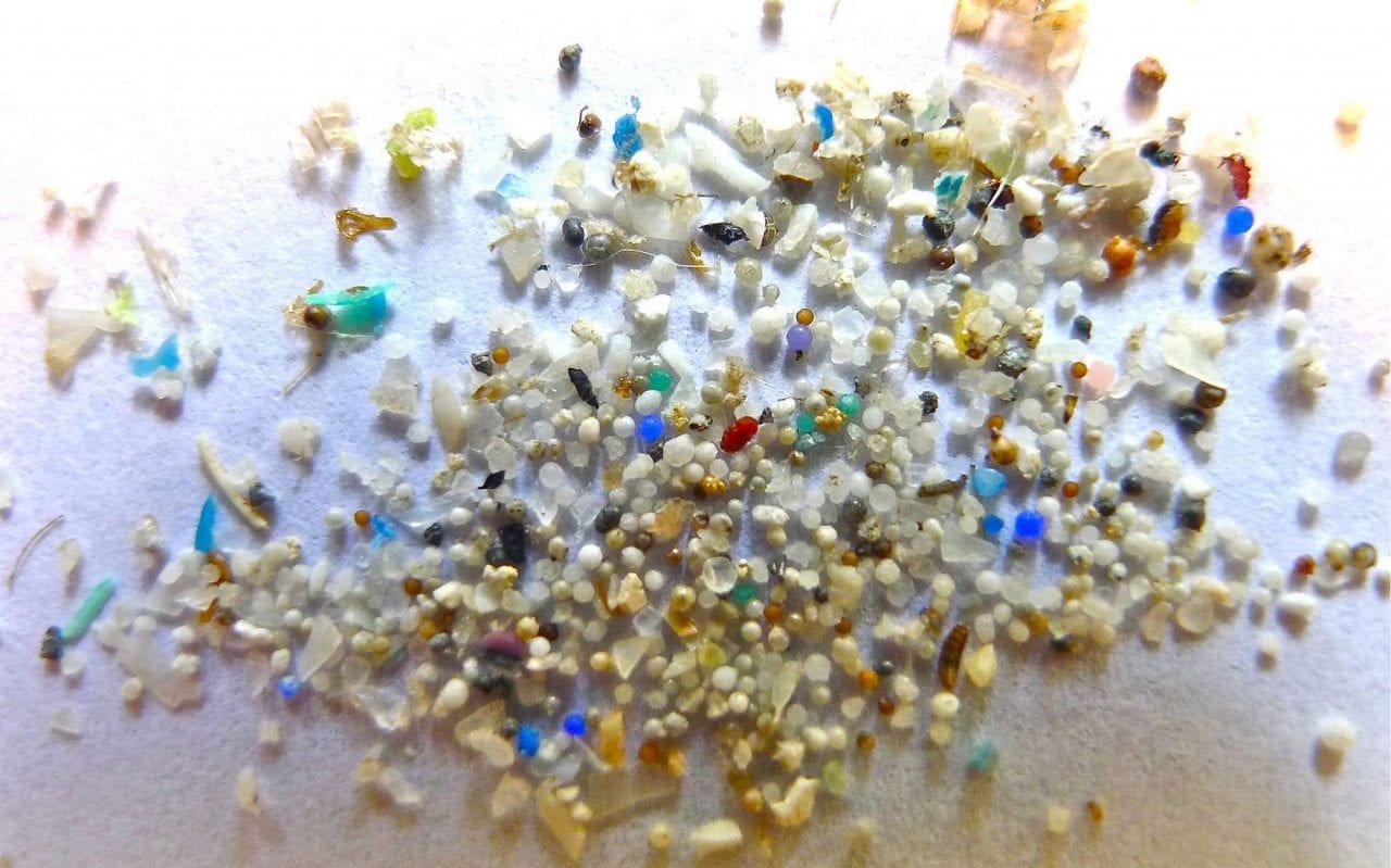 Un adulte ingère des dizaines de milliers de micros-plastique