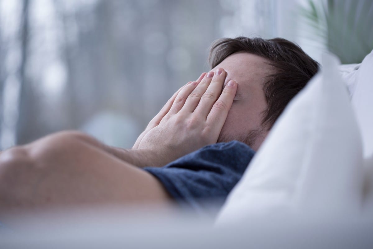 Pour soigner l’insomnie, il est essentiel de modifier son comportement, notamment en s’activant la journée et en ralentissant le soir. 